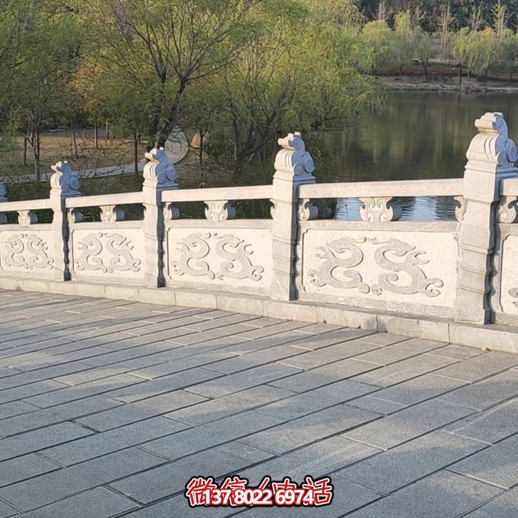 精美青石浮雕石拱橋裝飾，營(yíng)造舒適安全的公園氛圍