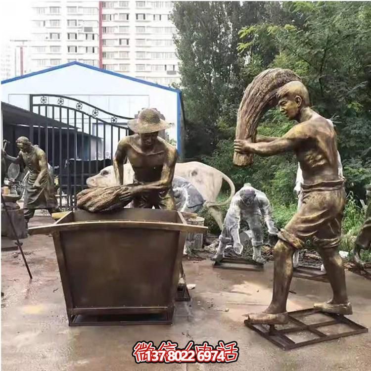 玻璃鋼仿銅農(nóng)耕人物雕塑，美化戶外景區(qū)