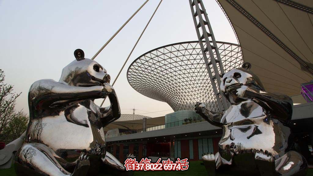 不銹鋼卡通熊貓雕塑，為動(dòng)物園擺放鏡面裝飾