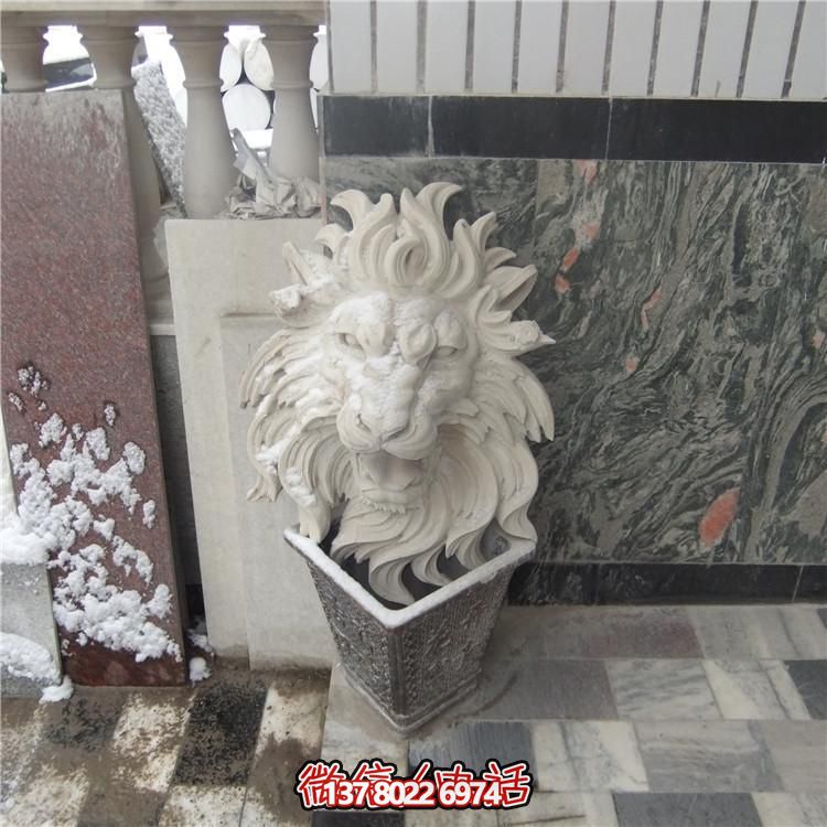 豪華別墅大型紅石獅子雕塑，園林景觀完美呈現(xiàn)