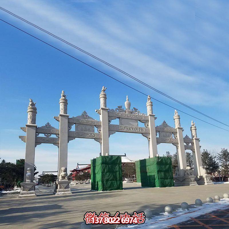 新款漢白玉牌坊，美觀而古樸的石六柱，為寺院和景區增添靈氣