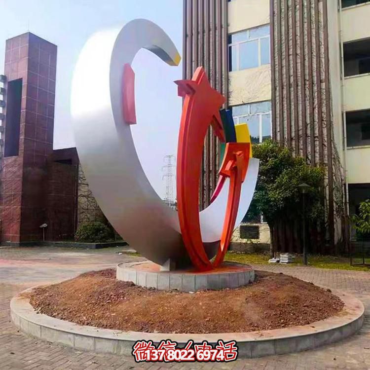 精致不銹鋼月牙雕塑，打造現代都市景觀