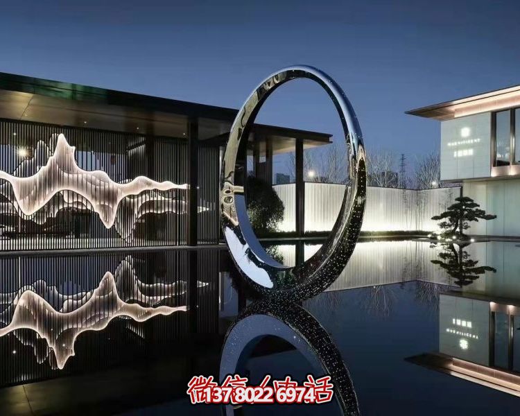 不銹鋼圓環雕塑，點綴園林別墅水池