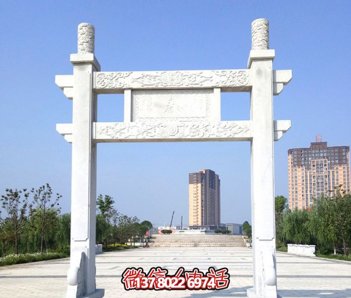 簡易大理石牌樓，為公園廣場擺放單門