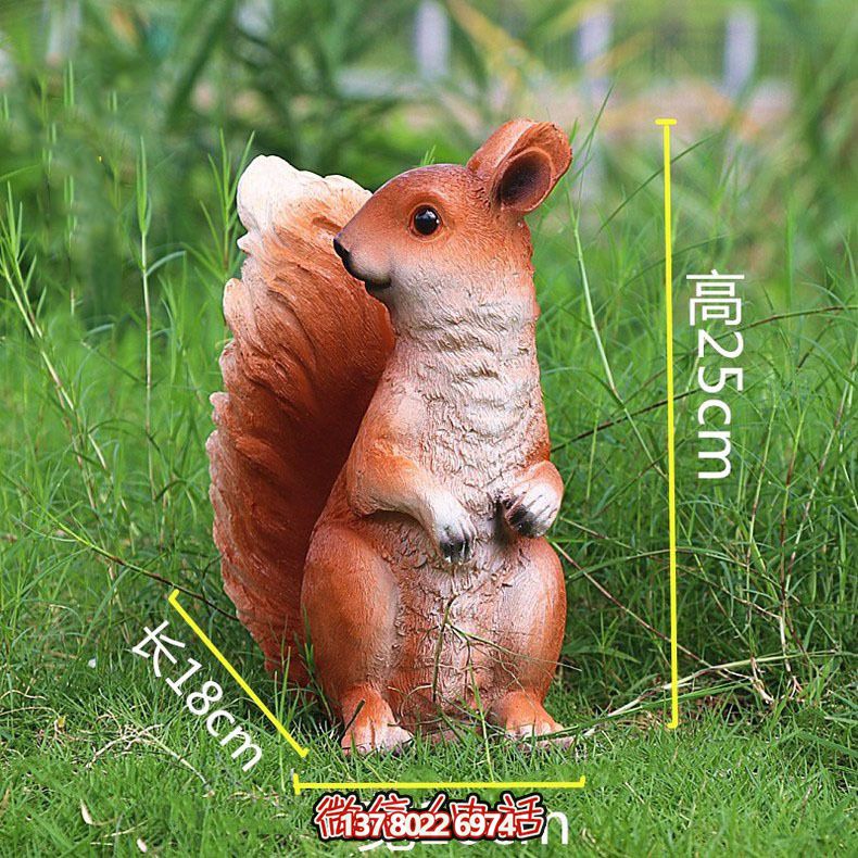 公園中一只呆萌站立的樹脂松鼠雕塑 公園中一只呆萌站立的樹脂松鼠雕塑
